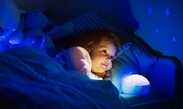 Nên dùng đèn ngủ cho bé khi đã lớn và ngủ riêng