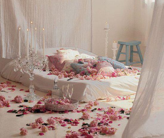 Trang trí phòng cưới đơn giản, đẹp mắt bằng hoa hồng tươi