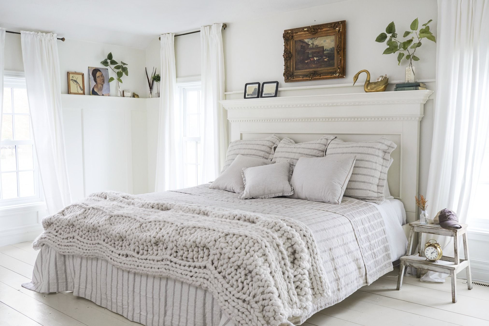 Phòng ngủ tân cổ điển màu trắng đơn giản