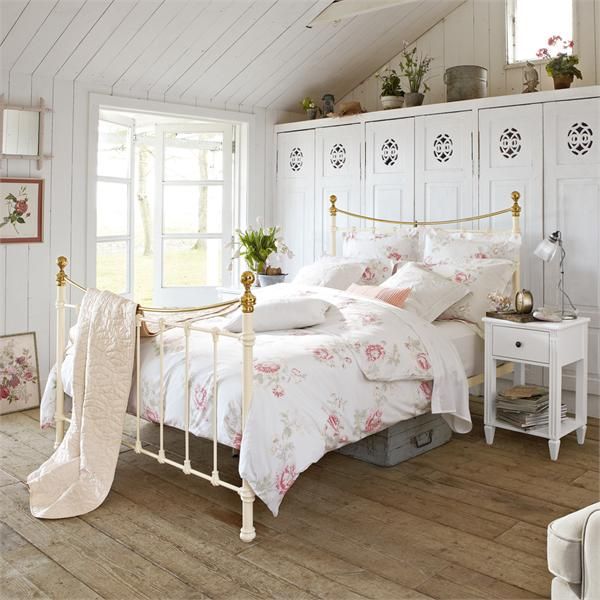 Phòng ngủ tân cổ điển màu trắng đơn giản