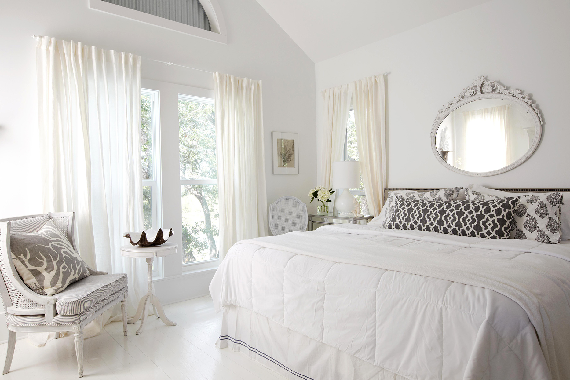 Phòng ngủ tân cổ điển màu trắng lãng mạn