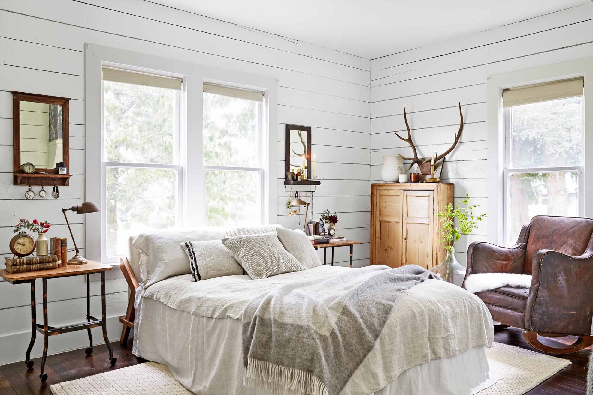 Phòng ngủ tân cổ điển màu trắng diện tích nhỏ