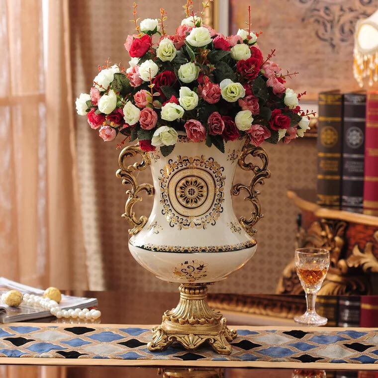 Bình hoa trang trí phong cách cổ điển