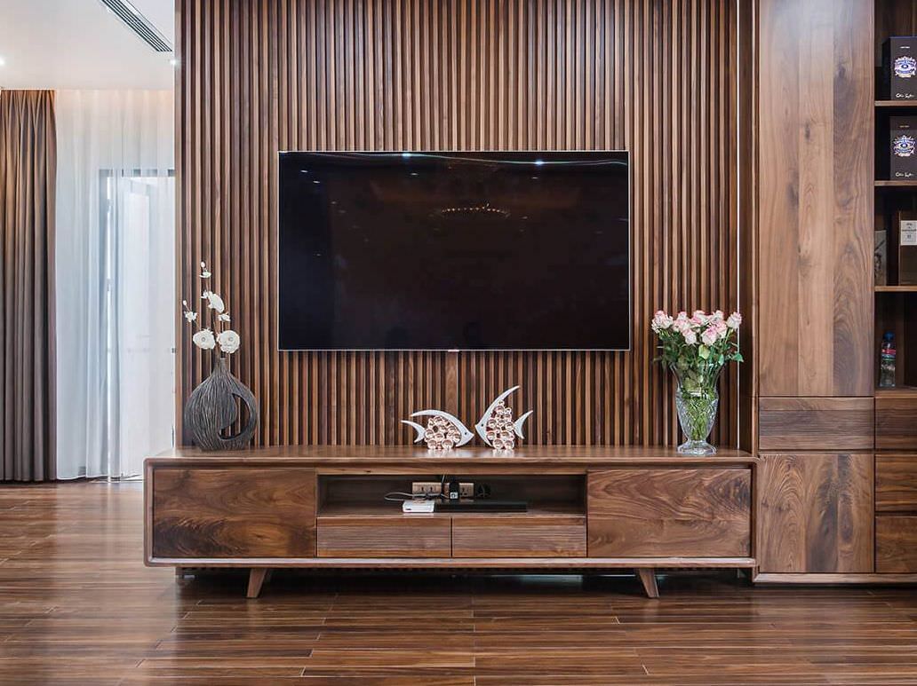 Kệ để tivi phòng khách bằng gỗ đơn giản có ưu điểm gì?
